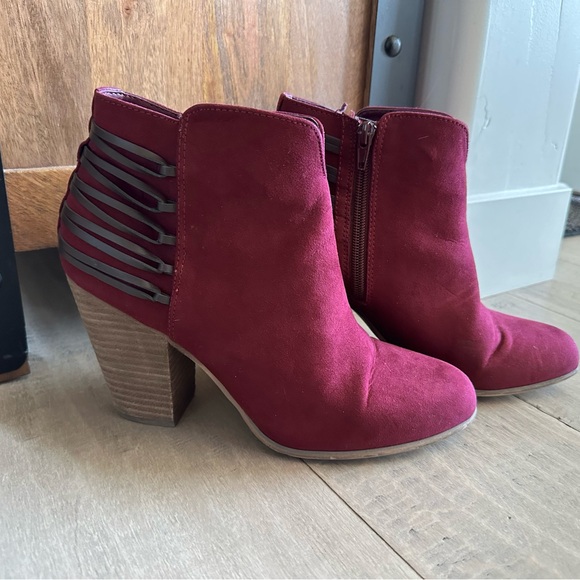Adorable suede ankle boot size 10 burgundy/maroon color EUC - Picture 1 of 5